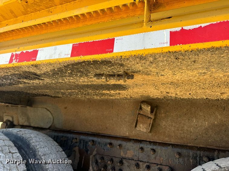 image for item EN5163 2005 International 7400 dump truck