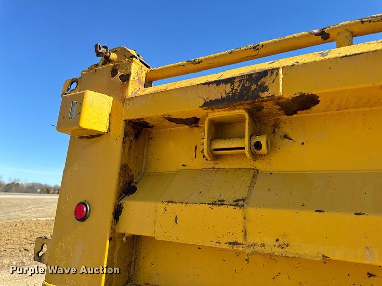 image for item EN5163 2005 International 7400 dump truck