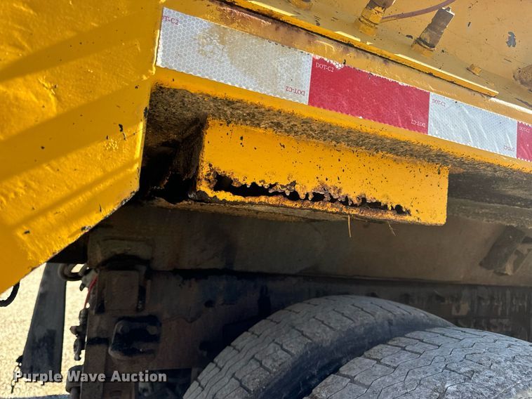 image for item EN5163 2005 International 7400 dump truck