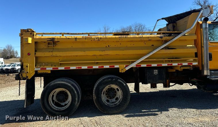 image for item EN5163 2005 International 7400 dump truck