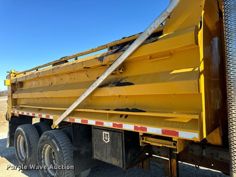 image for item EN5163 2005 International 7400 dump truck