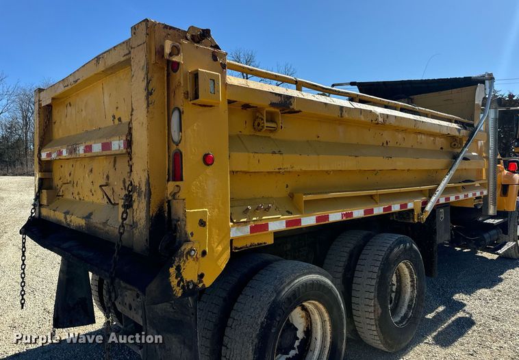 image for item EN5163 2005 International 7400 dump truck