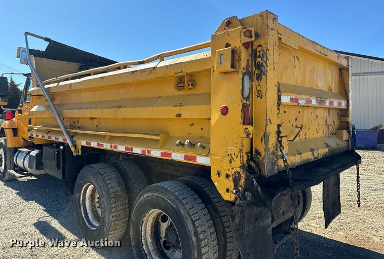 image for item EN5163 2005 International 7400 dump truck
