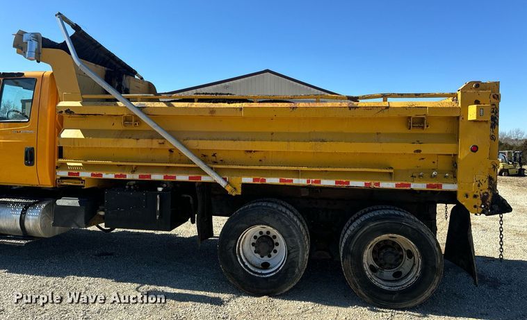 image for item EN5163 2005 International 7400 dump truck