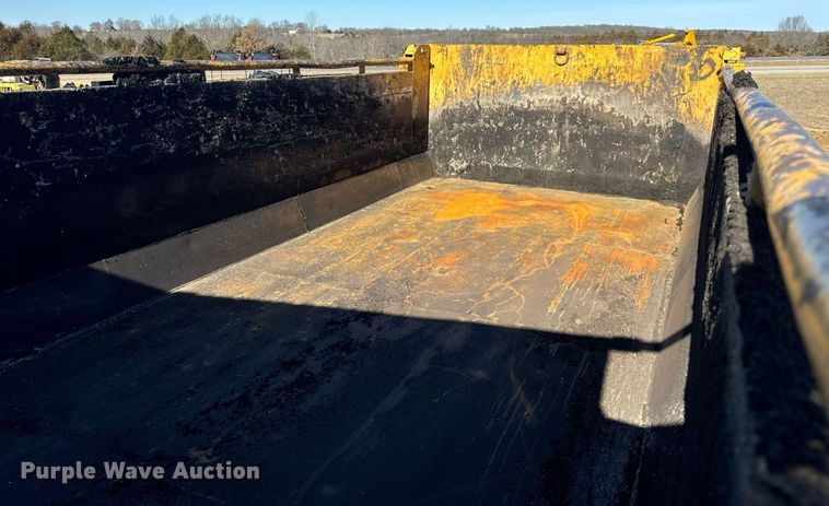 image for item EN5163 2005 International 7400 dump truck