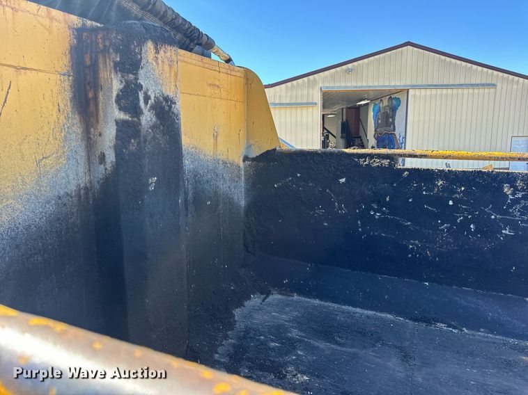 image for item EN5163 2005 International 7400 dump truck