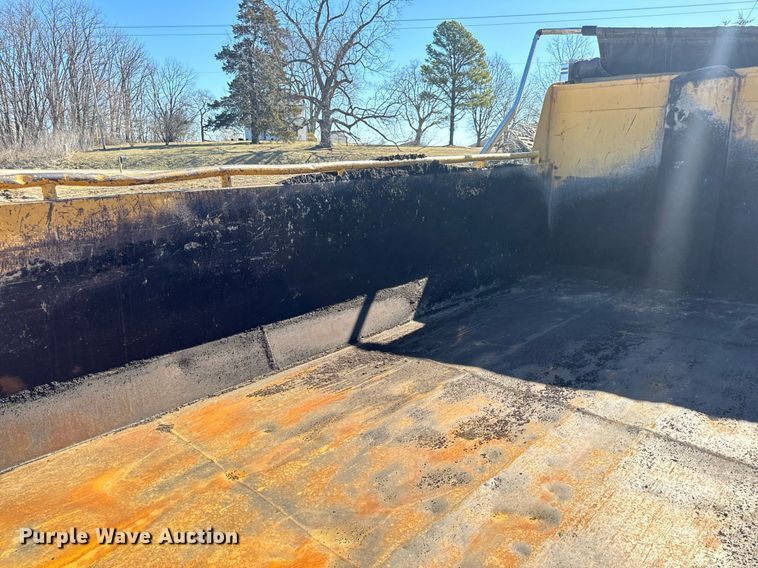 image for item EN5163 2005 International 7400 dump truck