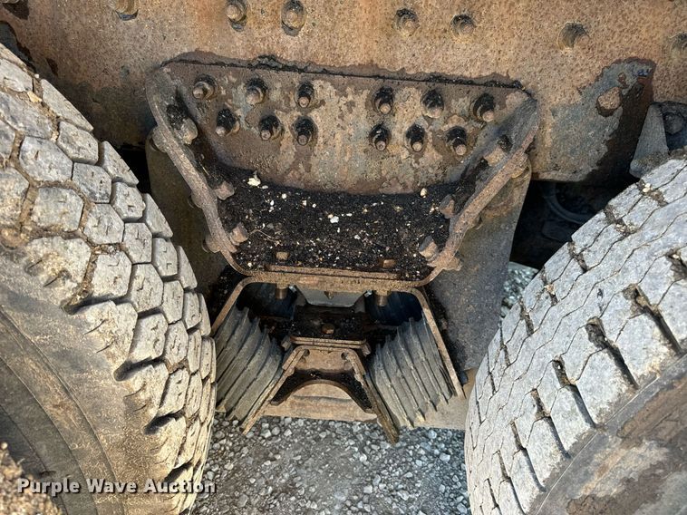 image for item EN5163 2005 International 7400 dump truck