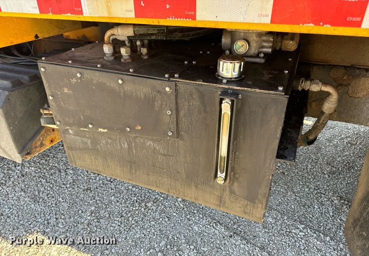 image for item EN5163 2005 International 7400 dump truck