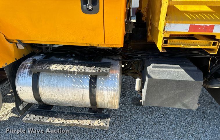 image for item EN5163 2005 International 7400 dump truck