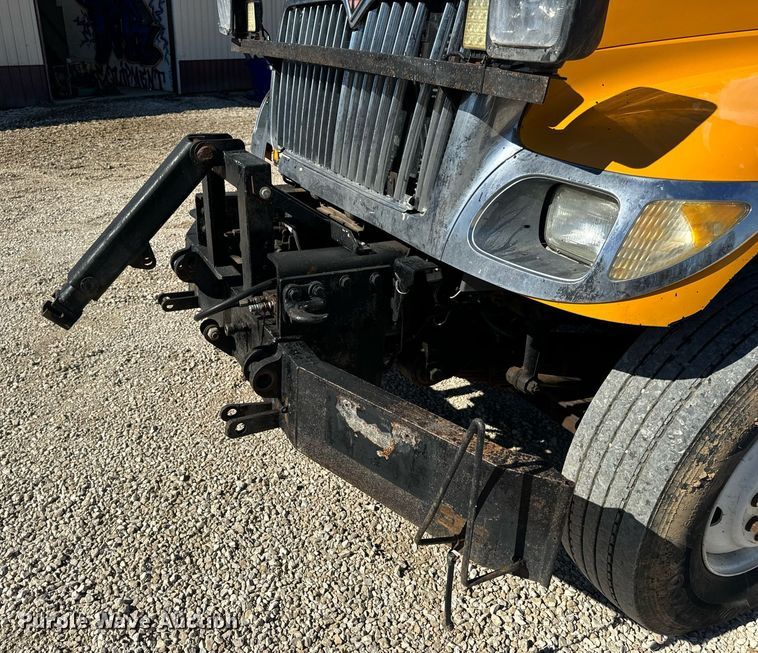 image for item EN5163 2005 International 7400 dump truck