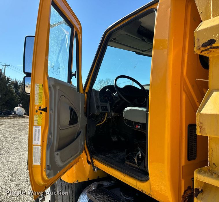 image for item EN5163 2005 International 7400 dump truck