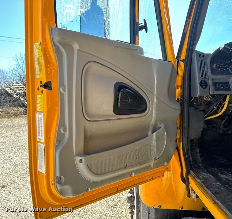 image for item EN5163 2005 International 7400 dump truck