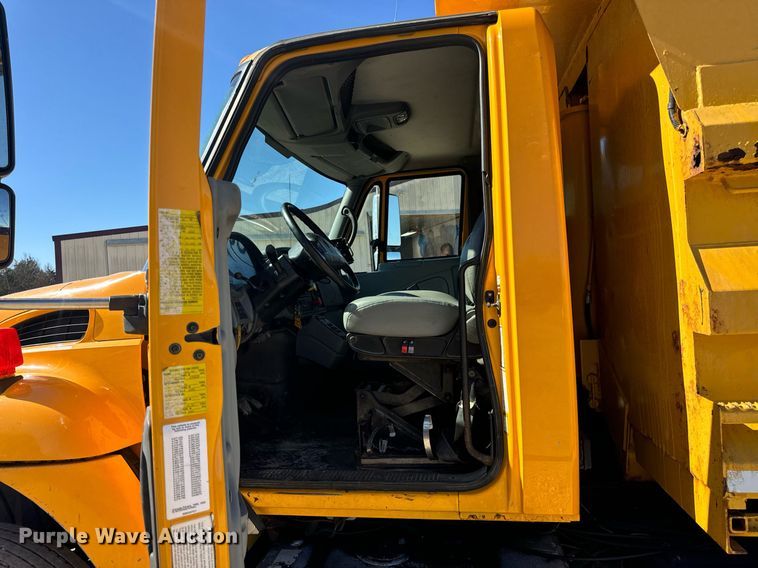 image for item EN5163 2005 International 7400 dump truck