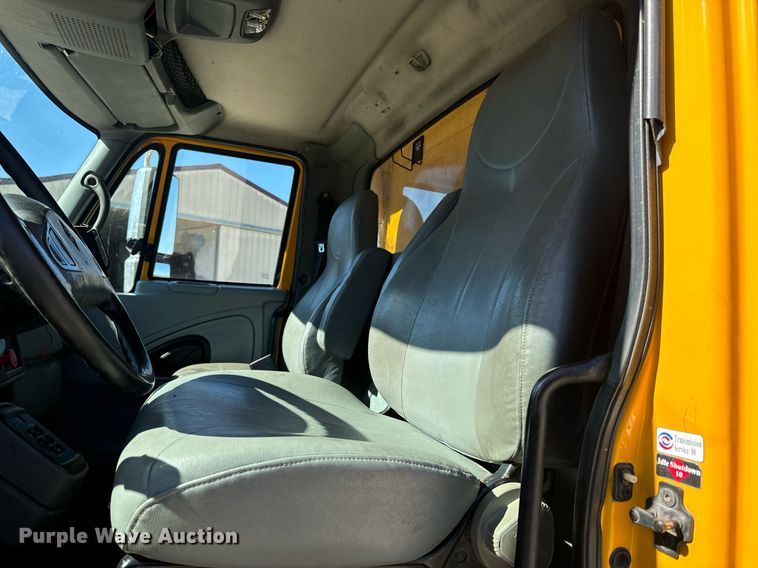 image for item EN5163 2005 International 7400 dump truck