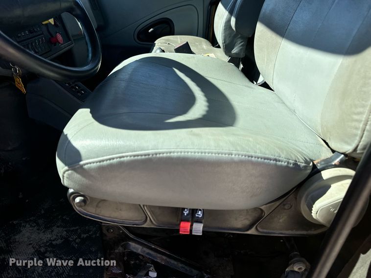 image for item EN5163 2005 International 7400 dump truck