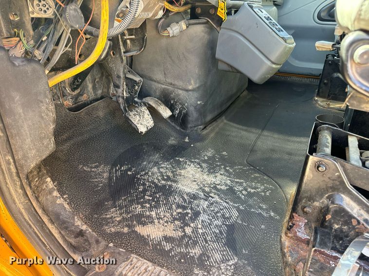 image for item EN5163 2005 International 7400 dump truck