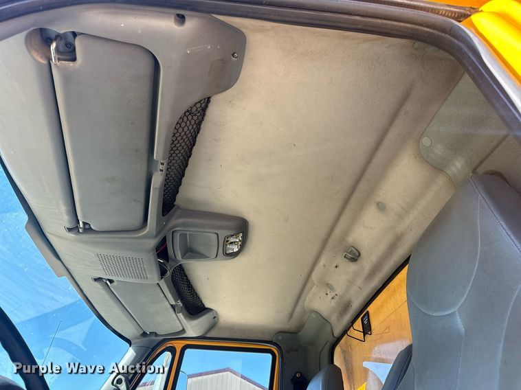 image for item EN5163 2005 International 7400 dump truck