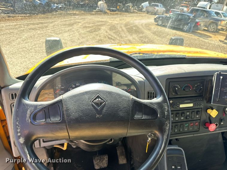 image for item EN5163 2005 International 7400 dump truck