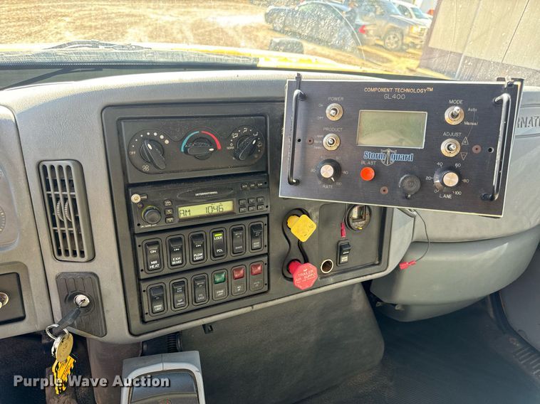 image for item EN5163 2005 International 7400 dump truck