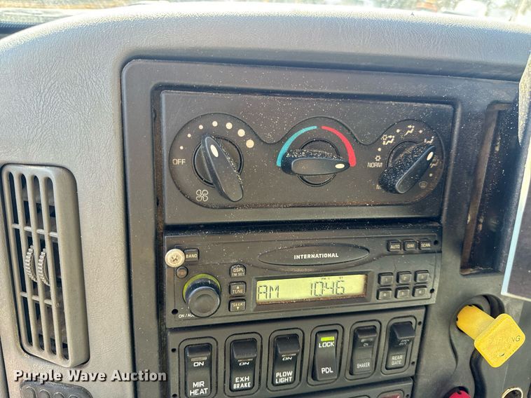 image for item EN5163 2005 International 7400 dump truck