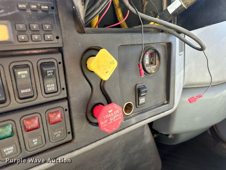 image for item EN5163 2005 International 7400 dump truck