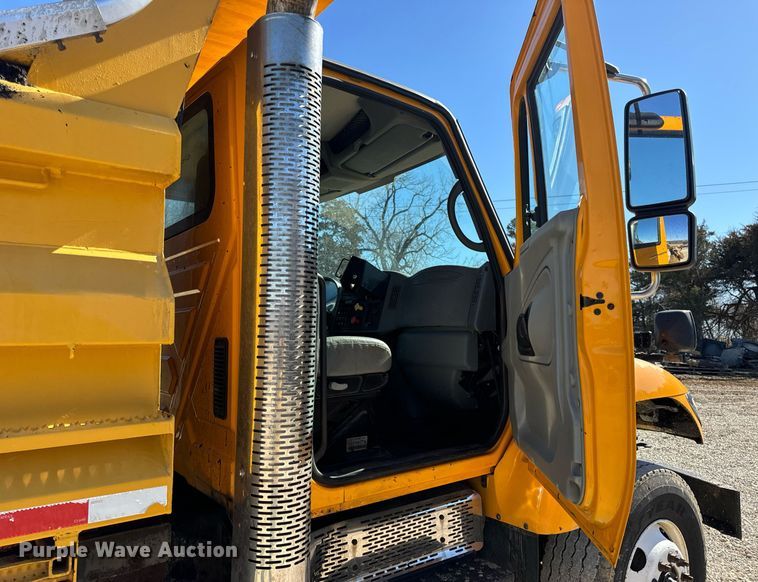 image for item EN5163 2005 International 7400 dump truck