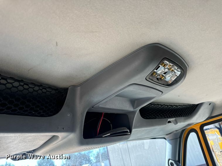 image for item EN5163 2005 International 7400 dump truck