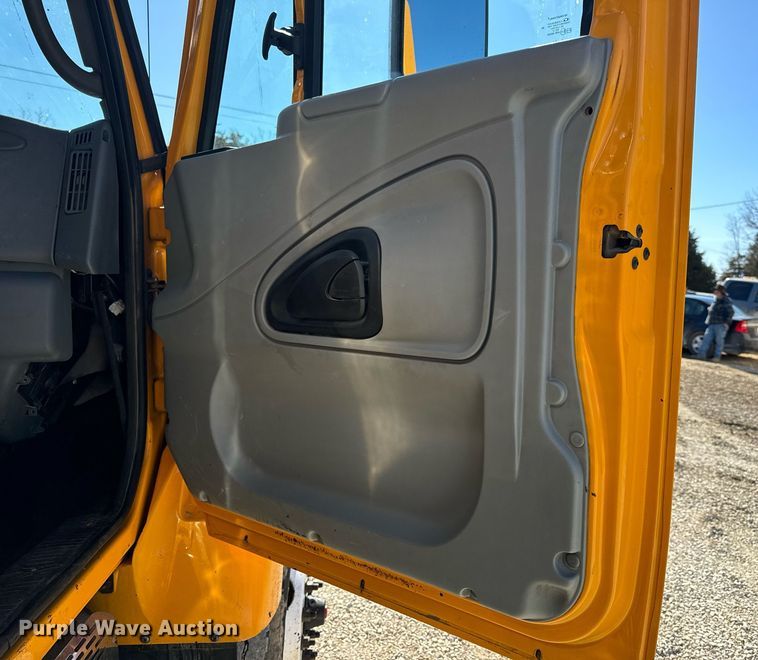 image for item EN5163 2005 International 7400 dump truck