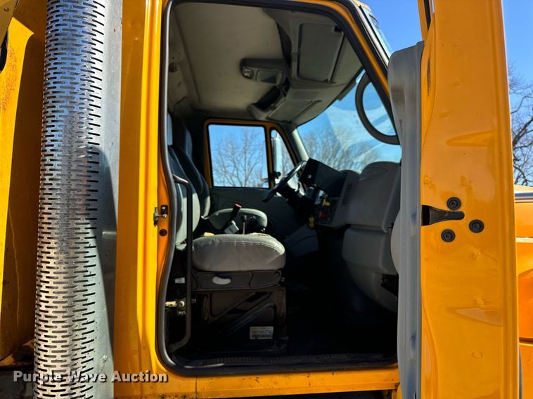 image for item EN5163 2005 International 7400 dump truck