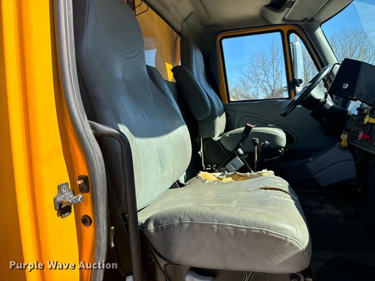 image for item EN5163 2005 International 7400 dump truck