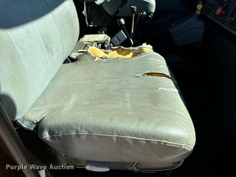 image for item EN5163 2005 International 7400 dump truck