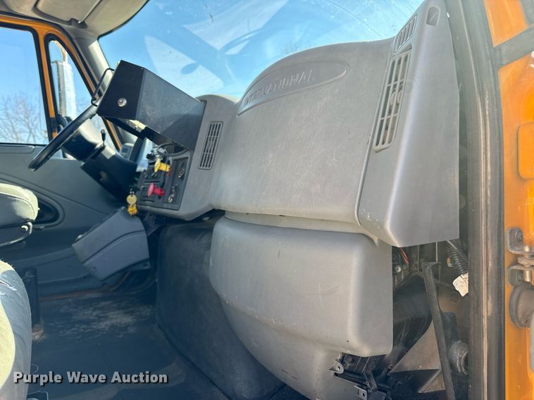 image for item EN5163 2005 International 7400 dump truck