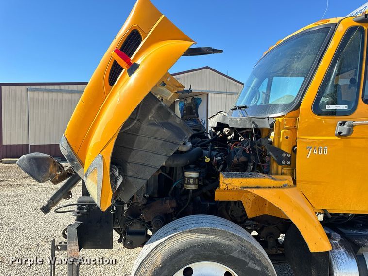 image for item EN5163 2005 International 7400 dump truck