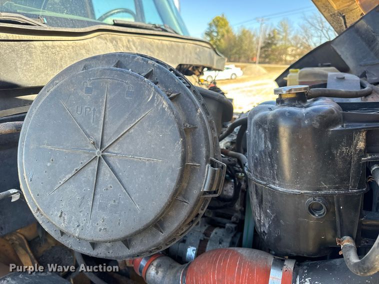 image for item EN5163 2005 International 7400 dump truck