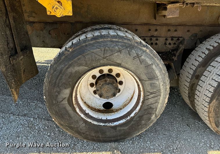 image for item EN5163 2005 International 7400 dump truck