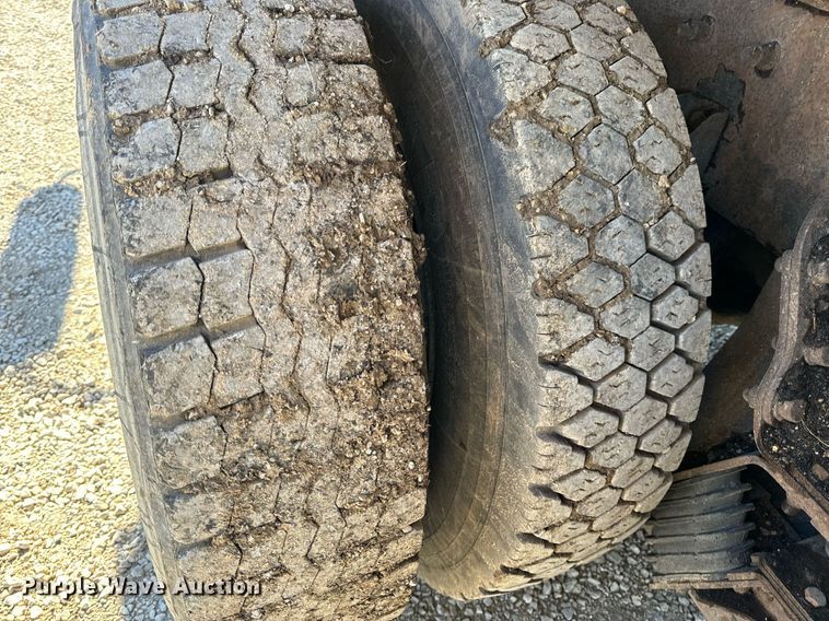 image for item EN5163 2005 International 7400 dump truck