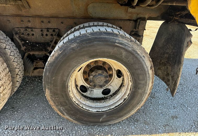 image for item EN5163 2005 International 7400 dump truck