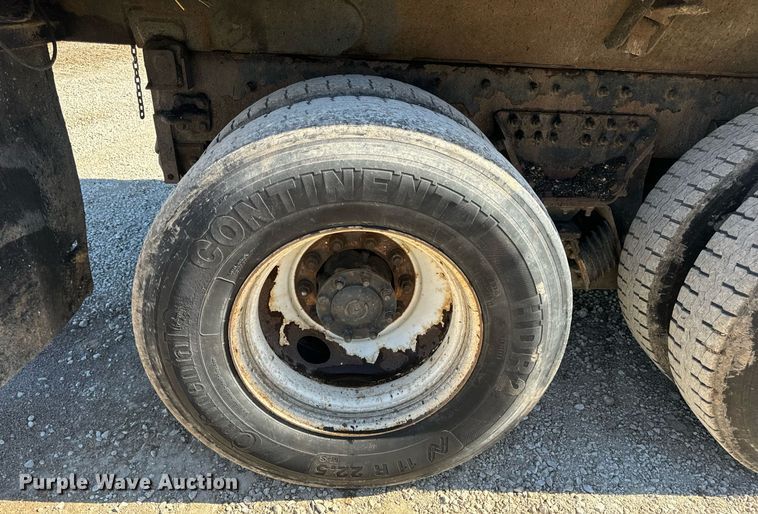 image for item EN5163 2005 International 7400 dump truck