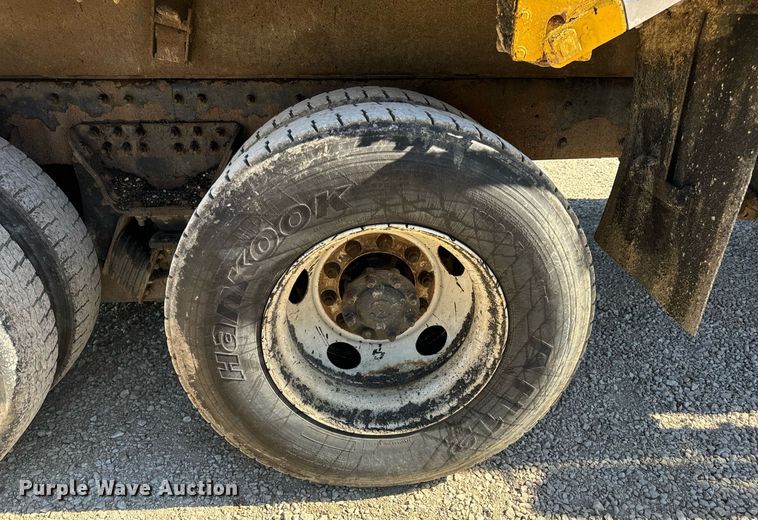 image for item EN5163 2005 International 7400 dump truck