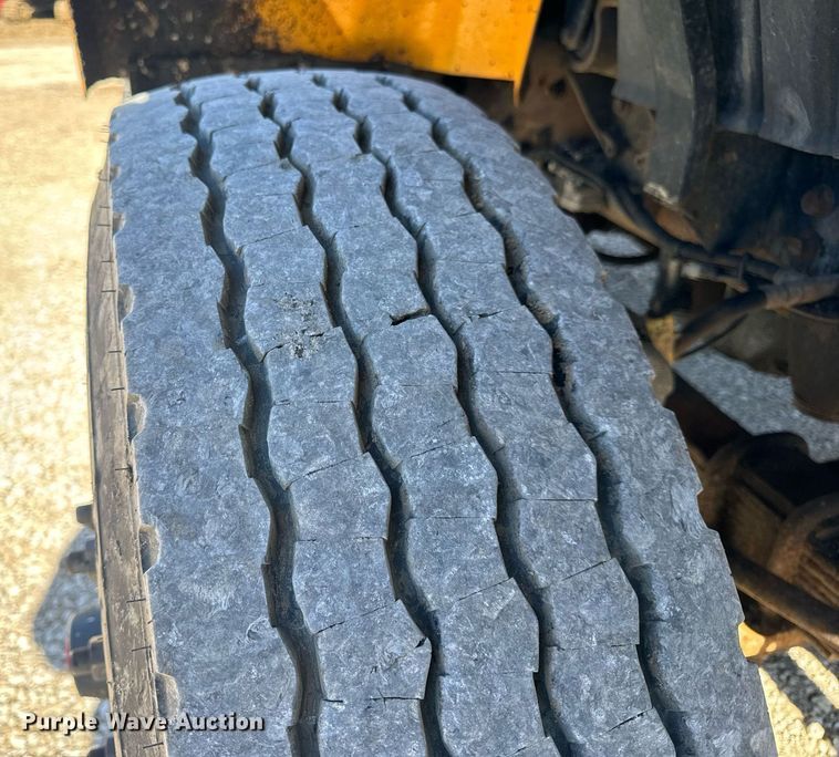 image for item EN5163 2005 International 7400 dump truck