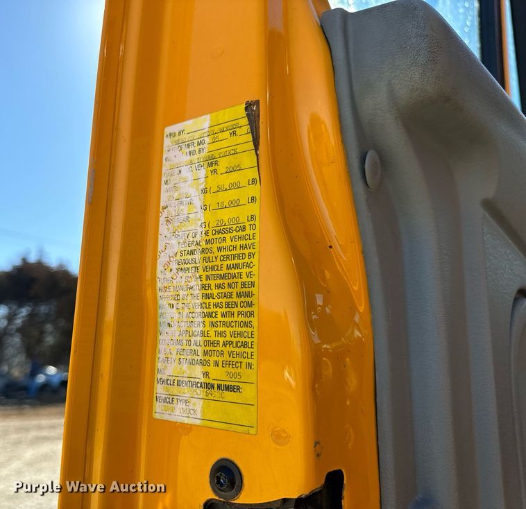 image for item EN5163 2005 International 7400 dump truck