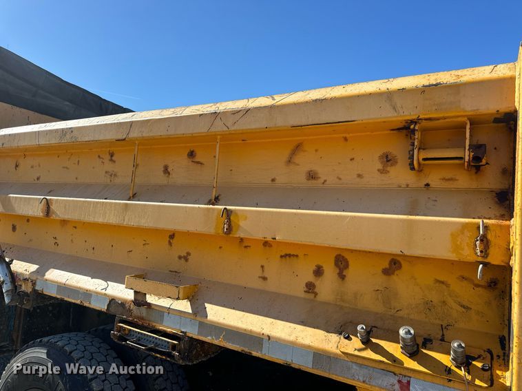 image for item EN5164 2010 International 7500 WorkStar dump truck