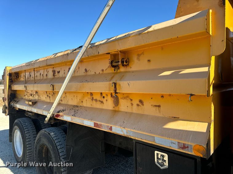 image for item EN5164 2010 International 7500 WorkStar dump truck