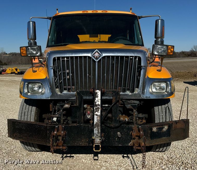 image for item EN5165 2006 International 7400 Crew Cab dump truck