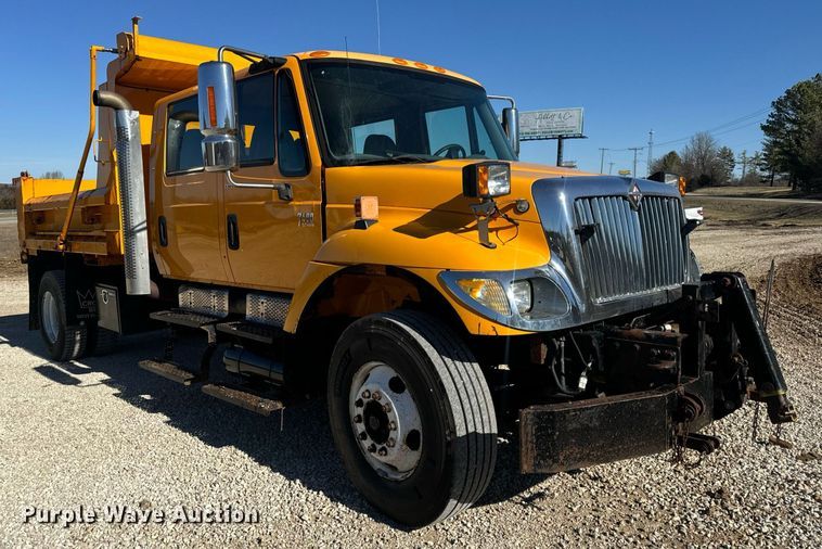 image for item EN5165 2006 International 7400 Crew Cab dump truck