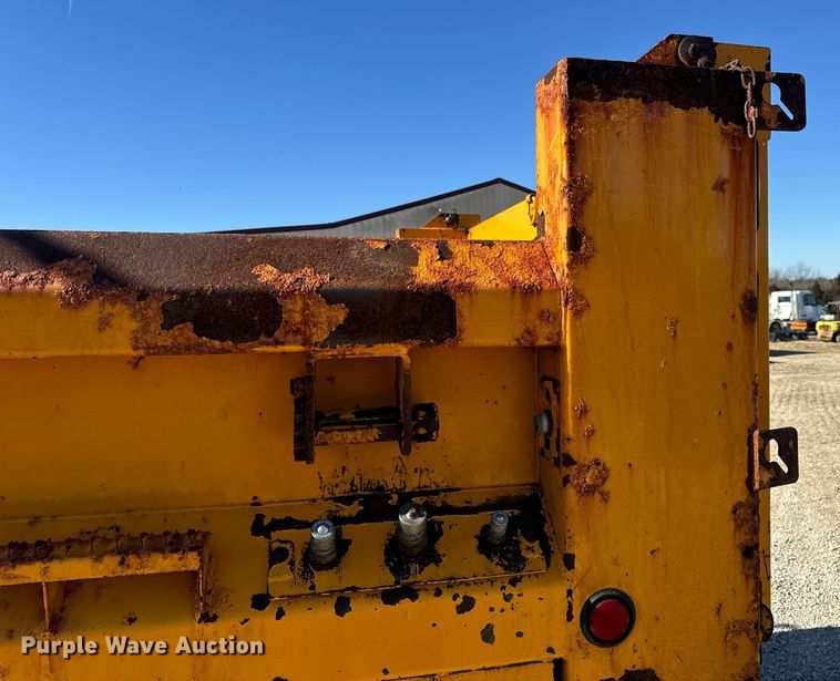 image for item EN5165 2006 International 7400 Crew Cab dump truck