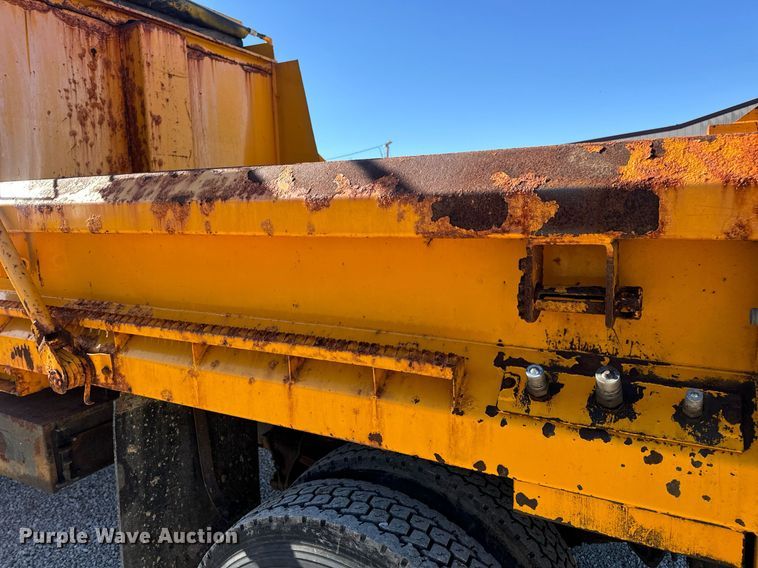 image for item EN5165 2006 International 7400 Crew Cab dump truck