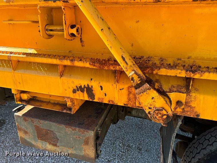 image for item EN5165 2006 International 7400 Crew Cab dump truck