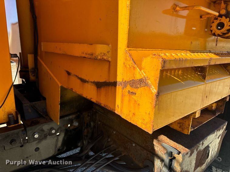 image for item EN5165 2006 International 7400 Crew Cab dump truck